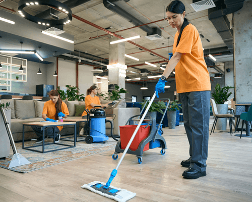 Equipe realizando limpeza pós-obra em Alphaville